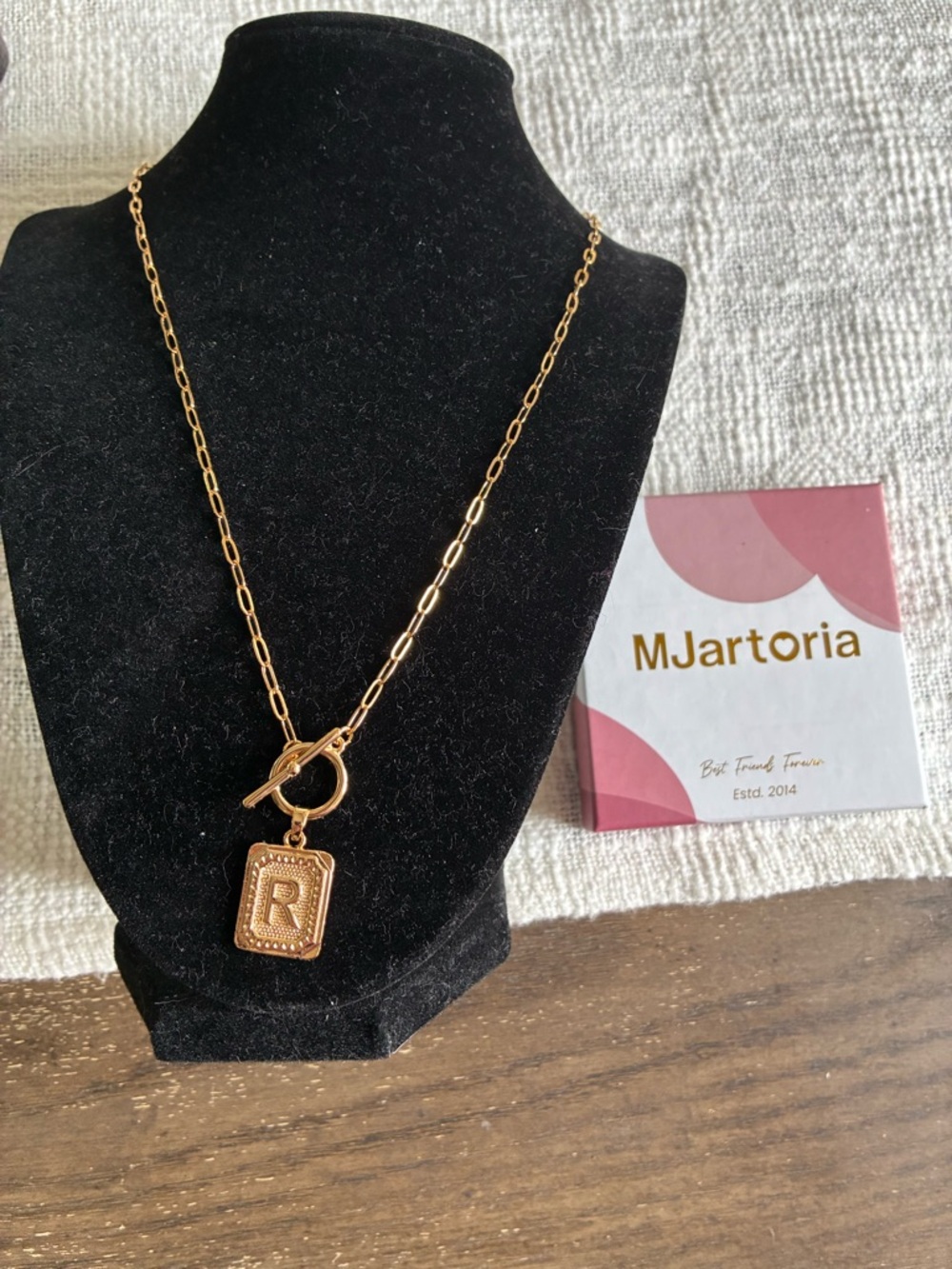 MJartoria “R” letter gold necklace